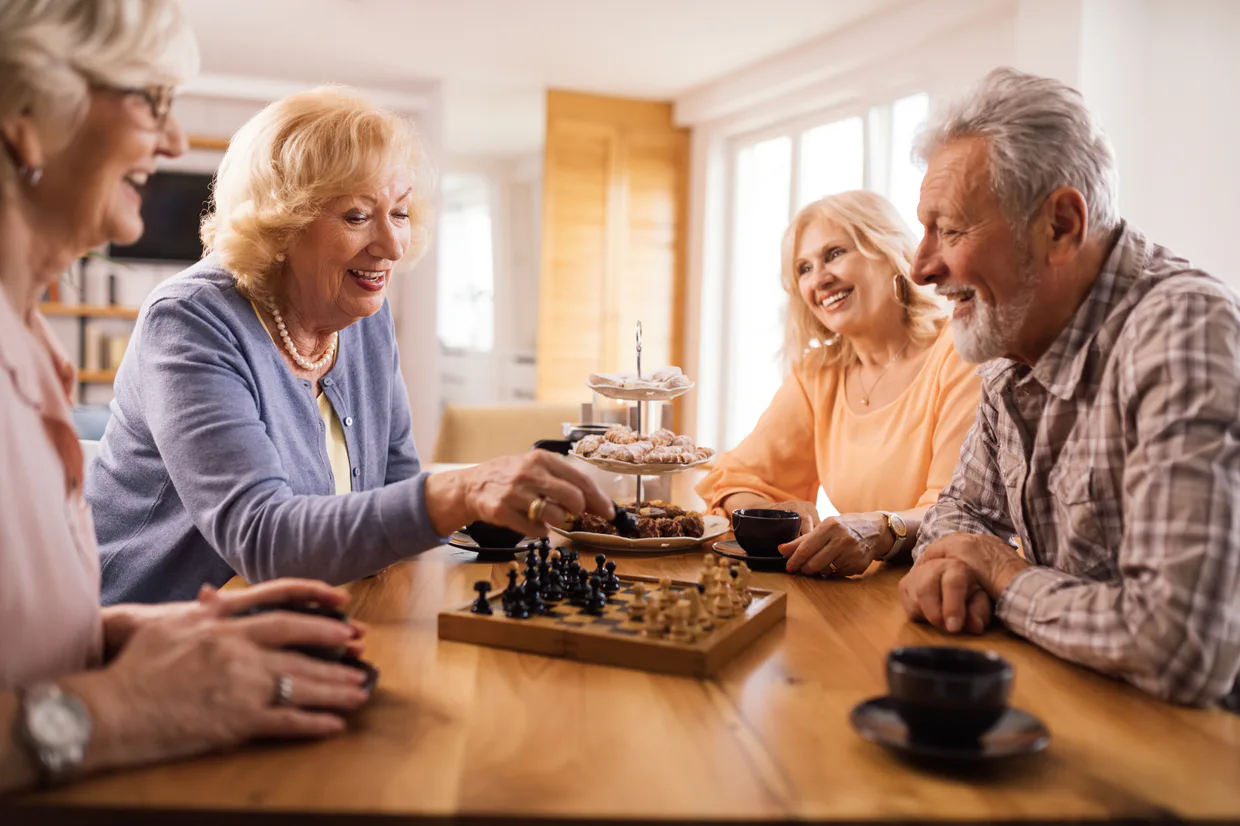 Seniorzy spędzający wspólnie czas przy szachach